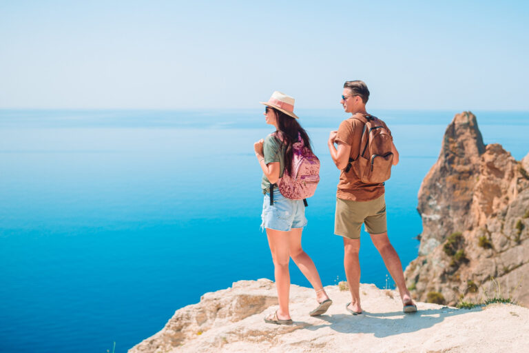 tourist-couple-hiking-summer-vacation