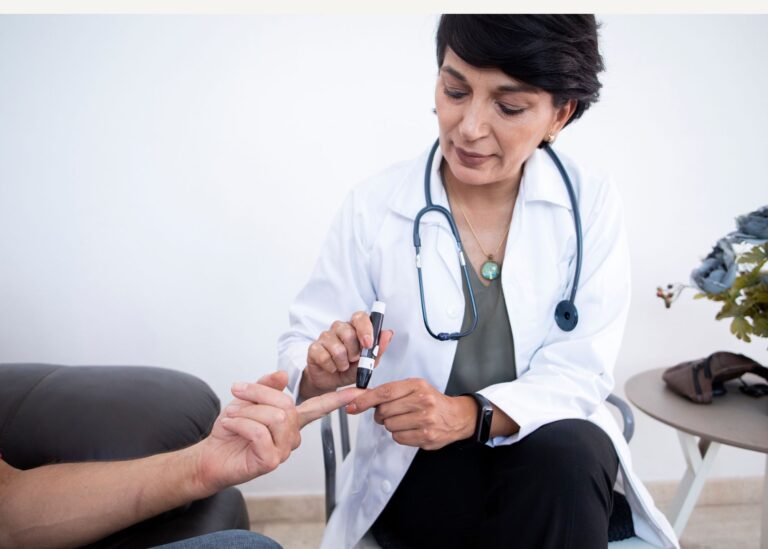 Ce afecțiuni poți descoperi devreme cu ajutorul analizelor la domiciliu - pentru sanacas.ro